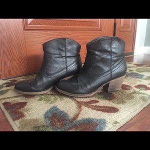 Women’s Rocket Dog Brown booties. Size 8 1/2